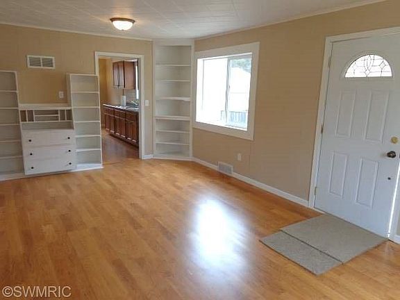 5th image of 160 Silverbrook Ave