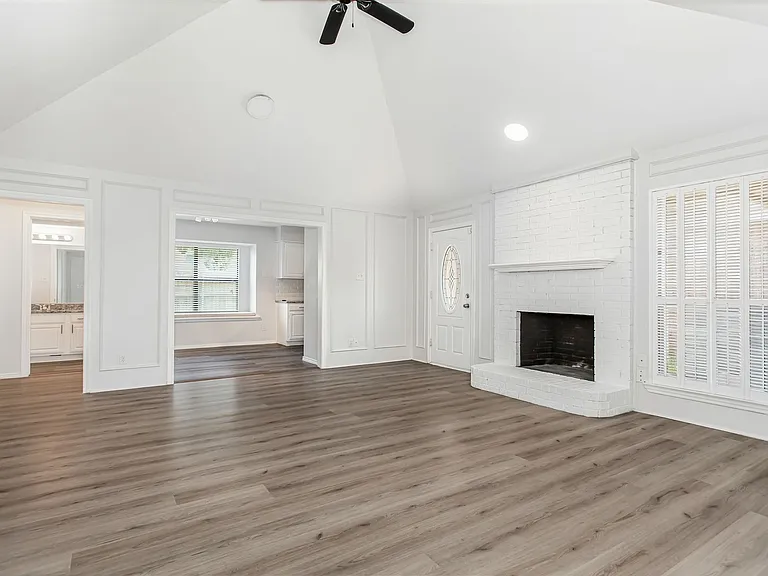 1016 Willowbrook Trl — Photo 2