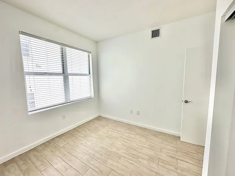 1611 Meridian Ave #305 — Photo 10