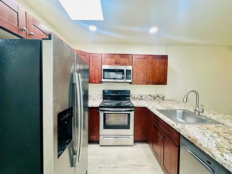 1 and 2 Bedroom Townhomes Near Downtown Tucson! Renovated with Off Street Parking! — Photo 12