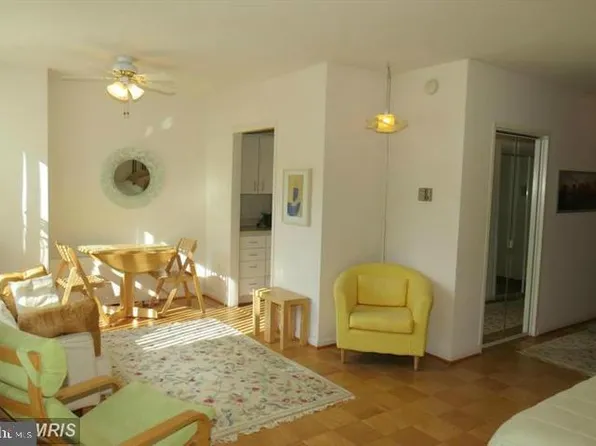 10401 Grosvenor Pl APT 324, Rockville, MD 20852