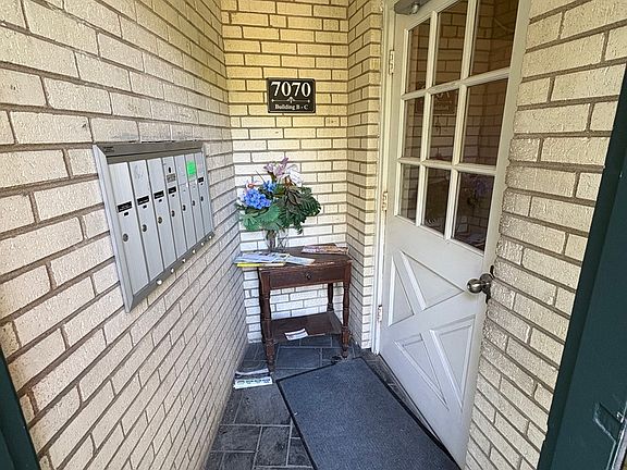 3rd image of 7070 N Ridge Blvd APT 1B