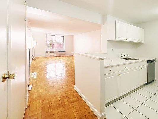 1st image of 401 W 56th St APT 1R