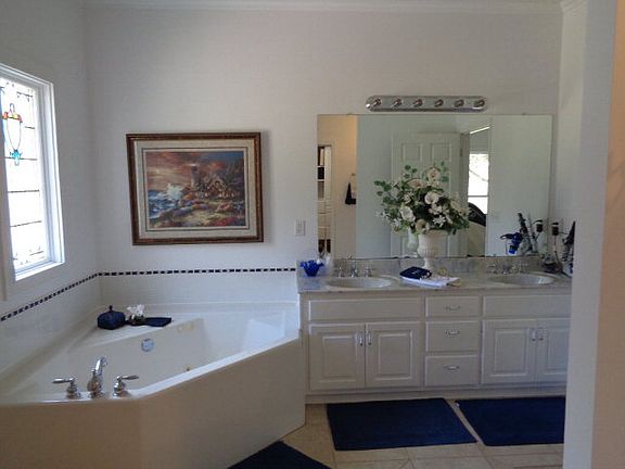 4th image of 282 Vinland Cir