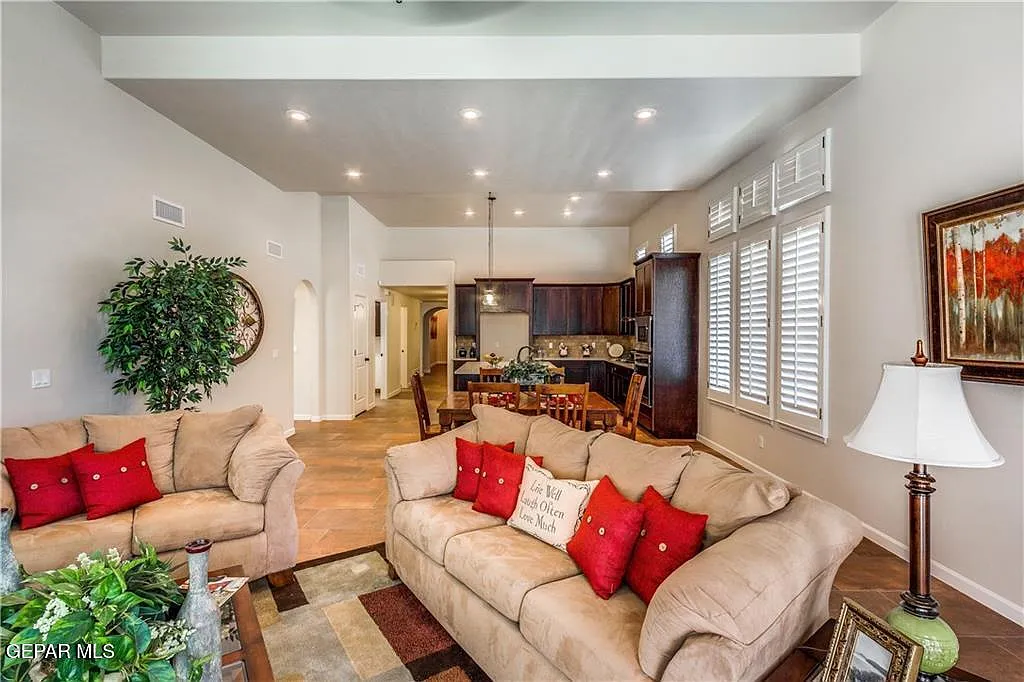 4 bed, 3.5 bath, 2335 sqft, $2,650 — Photo 4