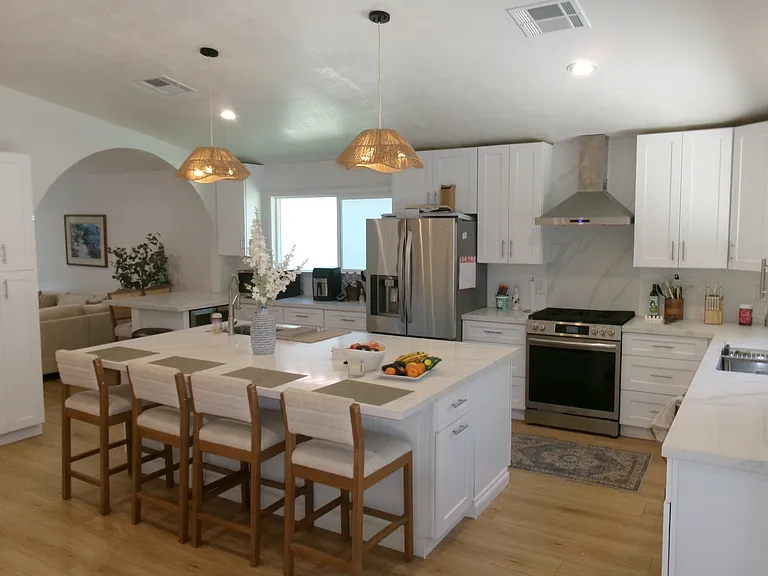 2202 Scenic Park St — Photo 2