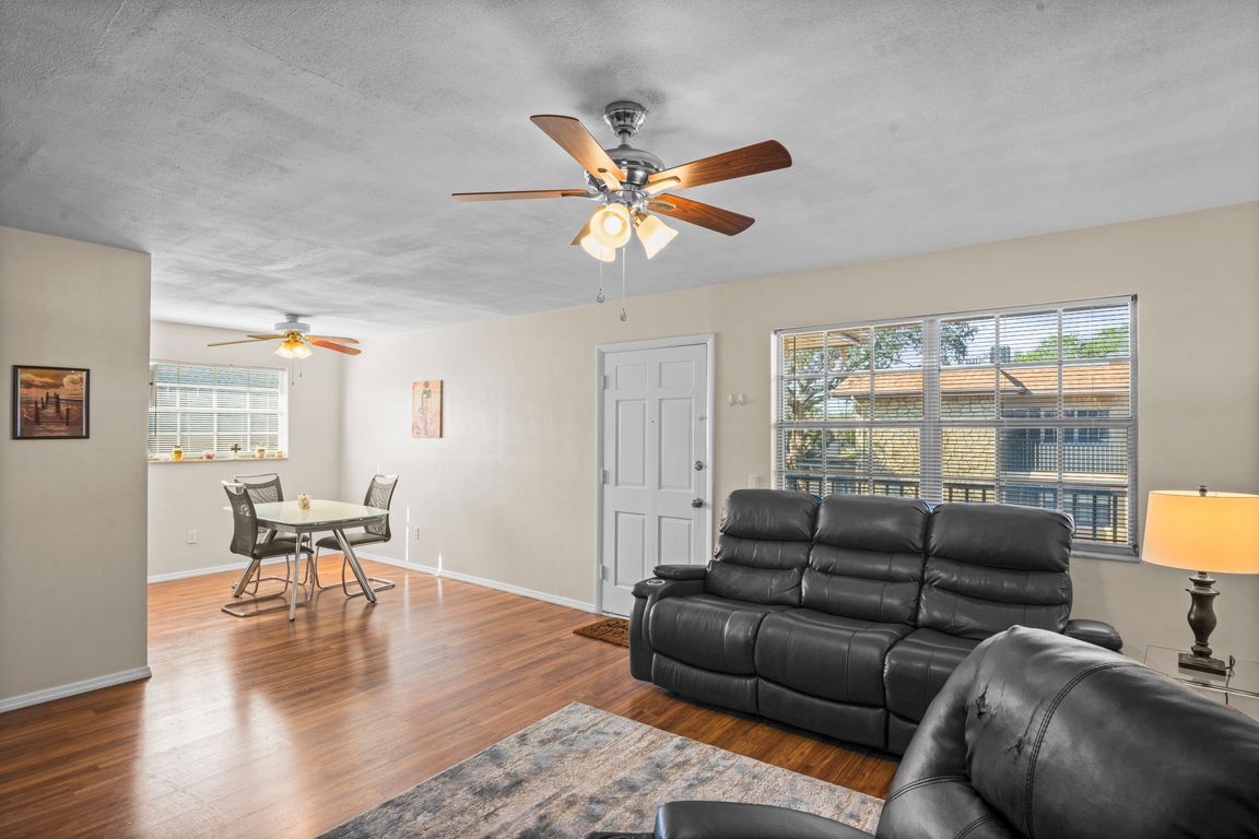 007 Living Room