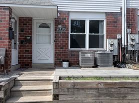9446 Fairgreen Ln, Philadelphia, PA