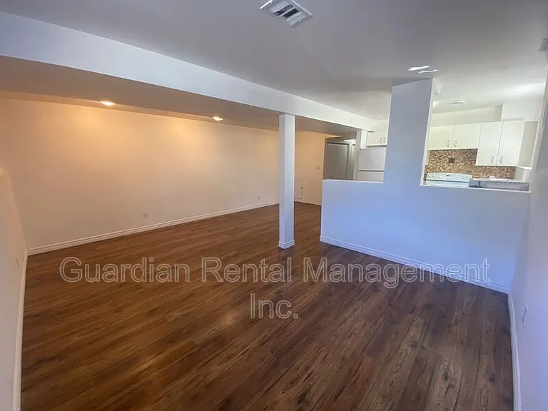 1522 Walsh St E #B — Photo 6
