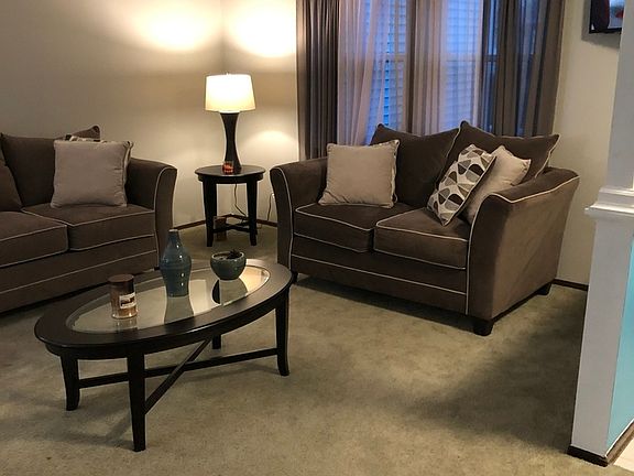 5th image of 389 Hilton Dr