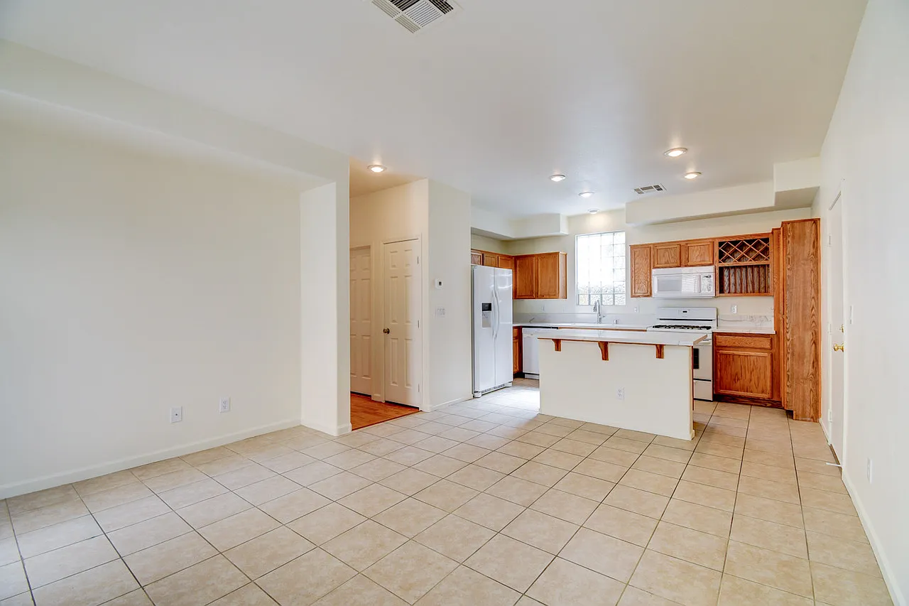 4 bed, 2006 sqft, $2,200 — Photo 3