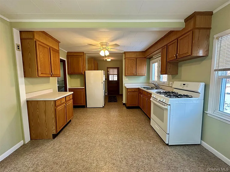 111 Round Hill Rd — Photo 10