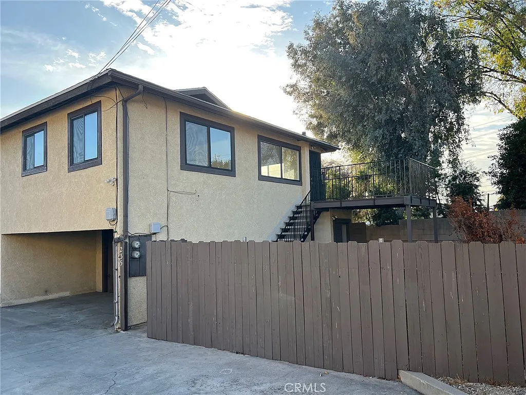 3 bed, 1200 sqft, $3,300 — Photo 2