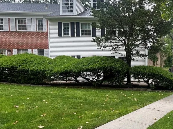 701 Towne House Village #701, Hauppauge, NY 11749