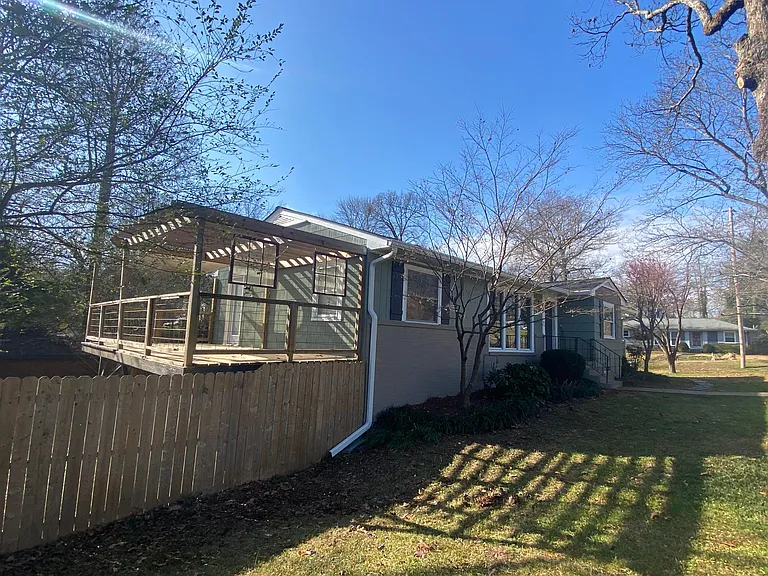 1018 Robins Crest Rd — Photo 2