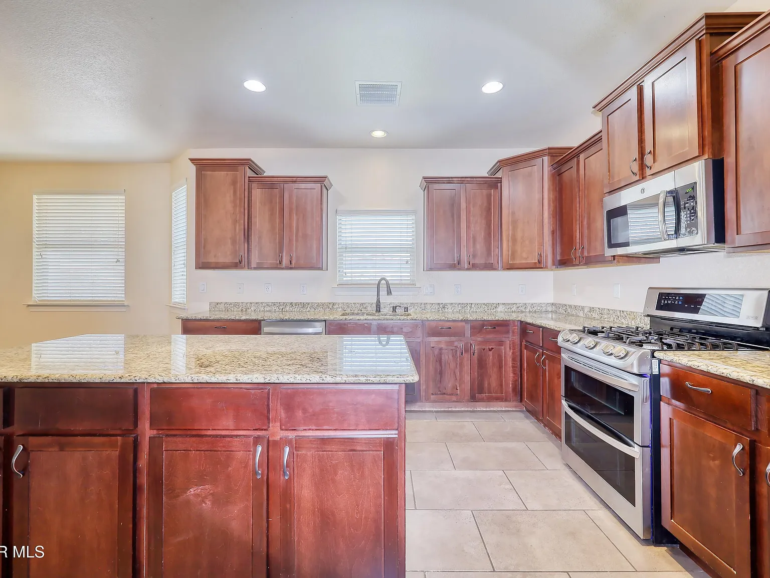 4 bed, 2.5 bath, 2860 sqft, $2,200 — Photo 4