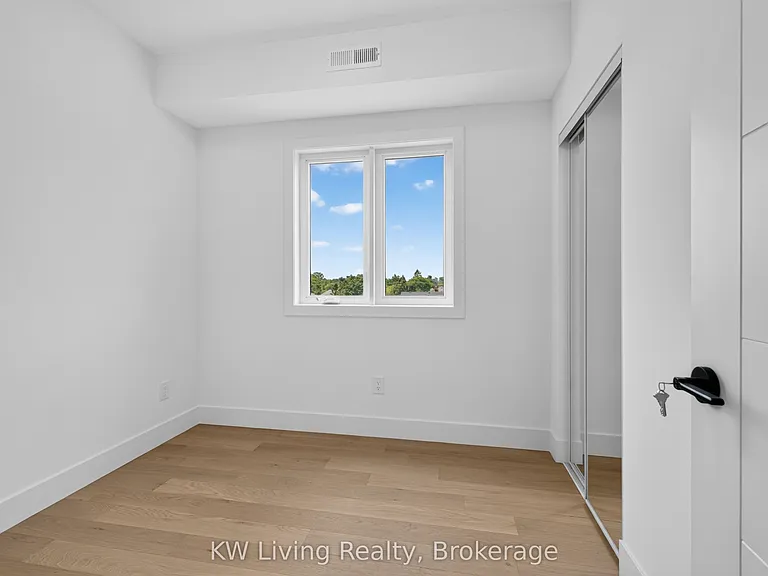 96 Belgravia Ave — Photo 15