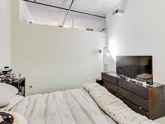 5th image of 933 W Van Buren St APT 425
