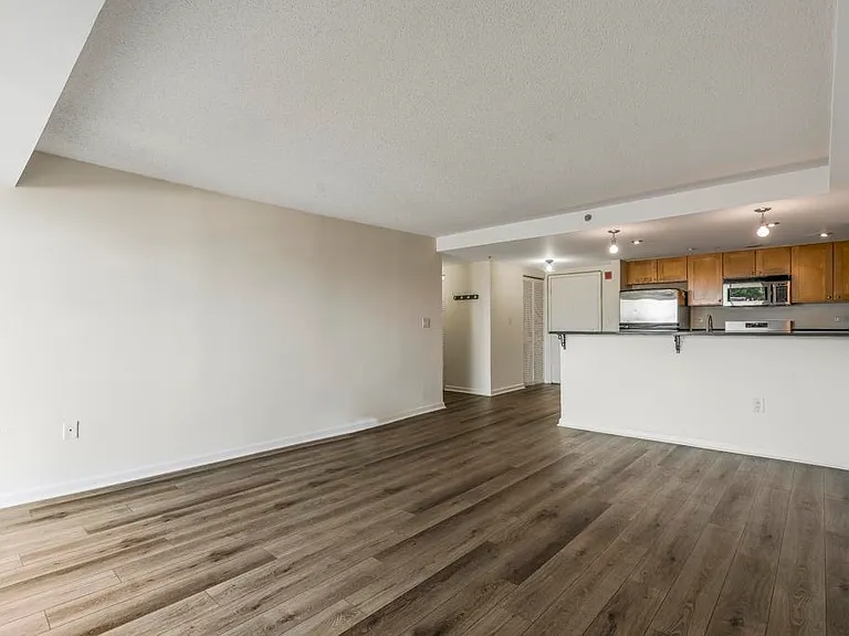 700 1st St #8F — Photo 3