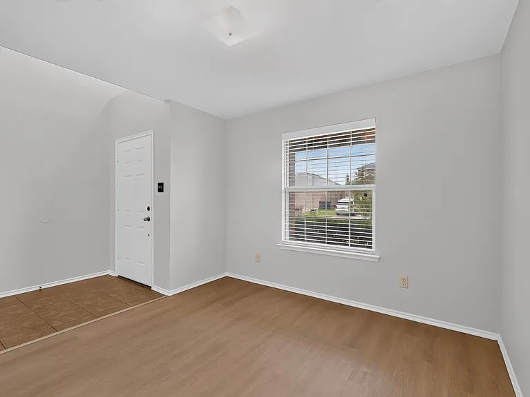 2123 Meadow View Dr — Photo 9