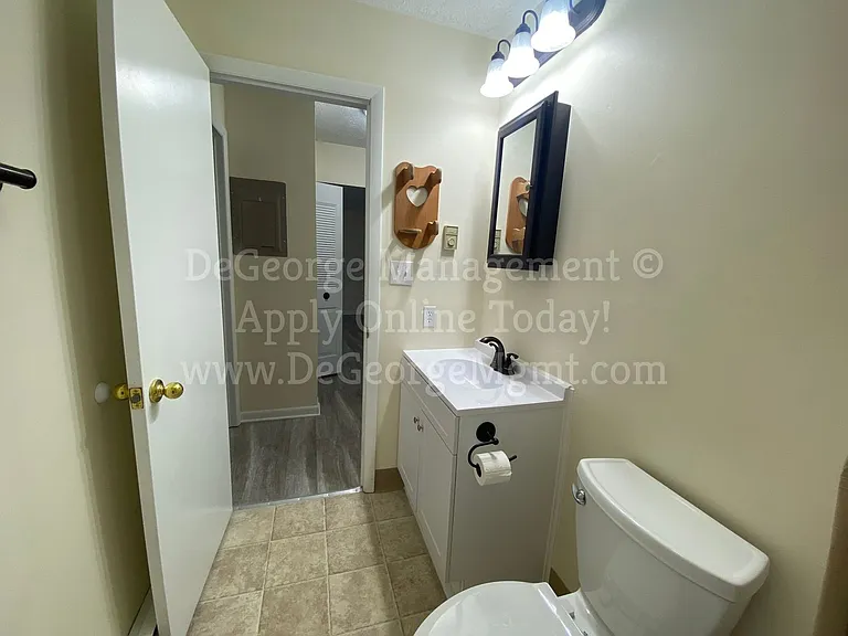 Parkway Apartments — Photo 14