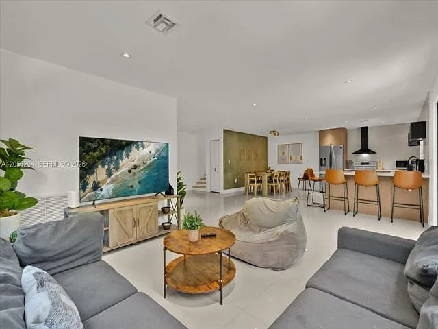 4 bed, 4.5 bath, $6,500 — Photo 1