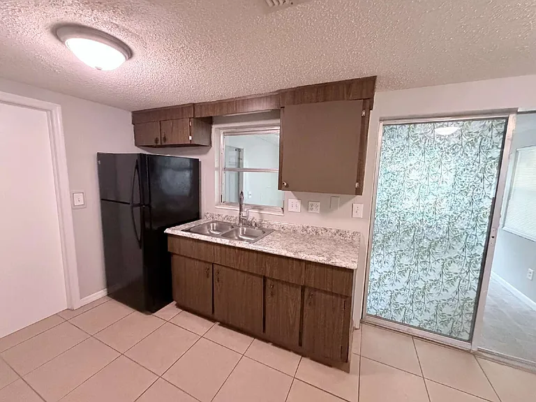 827 Carole St — Photo 4