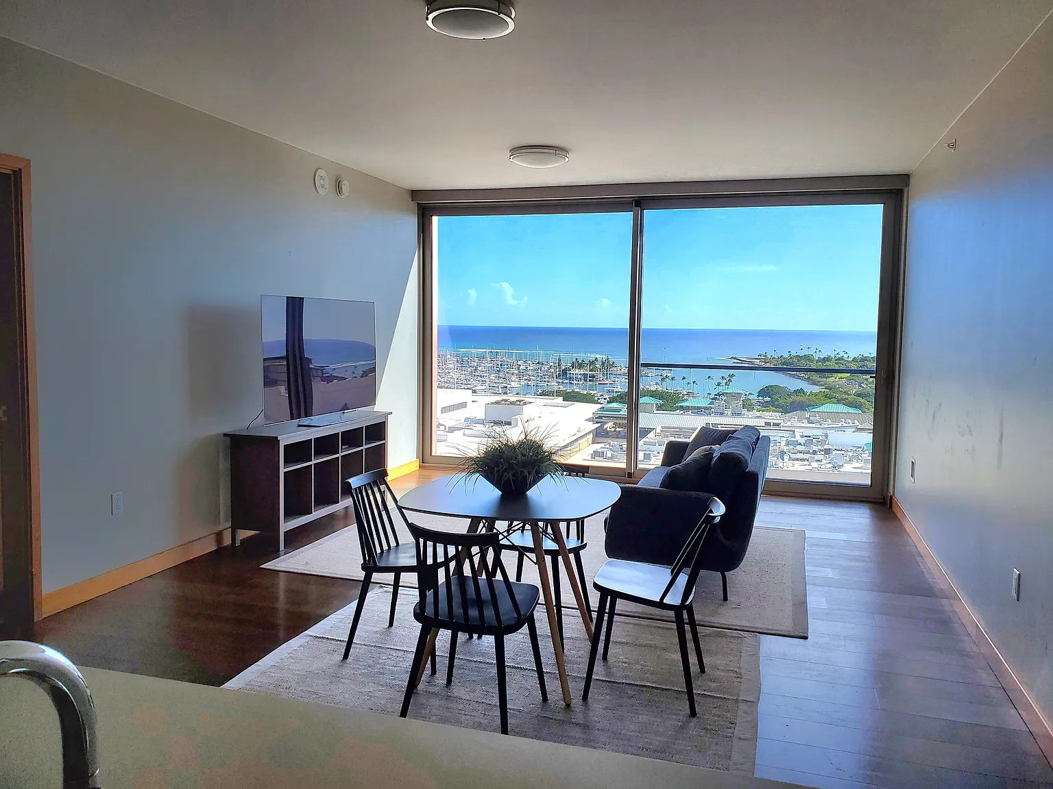 1555 Kapiolani Blvd — Photo 4