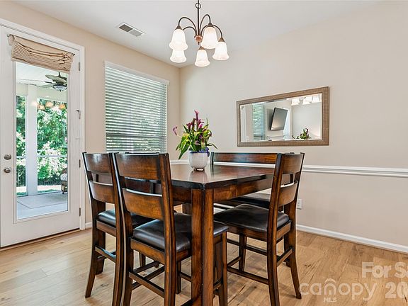 4th image of 3198 Helmsley Ct