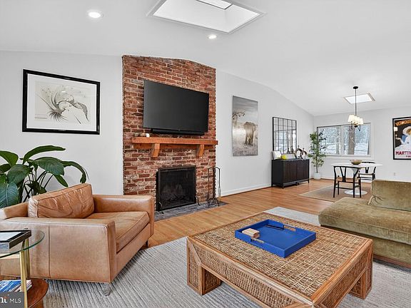 4th image of 10209 Lloyd Rd