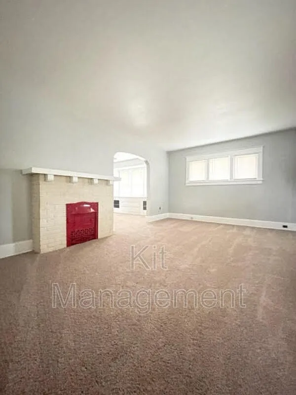 Sunny 2BR Upper with Garage & Fenced Yard 933 Eleanor Ave, Toledo — Photo 2