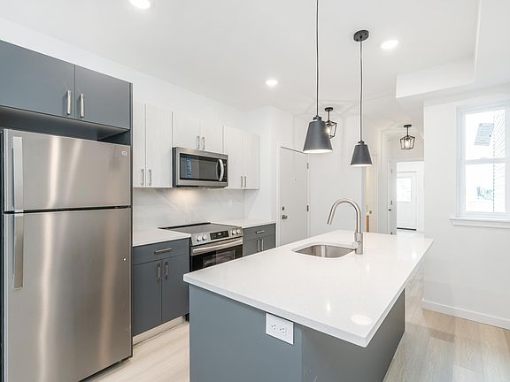 Kitchen/ Island