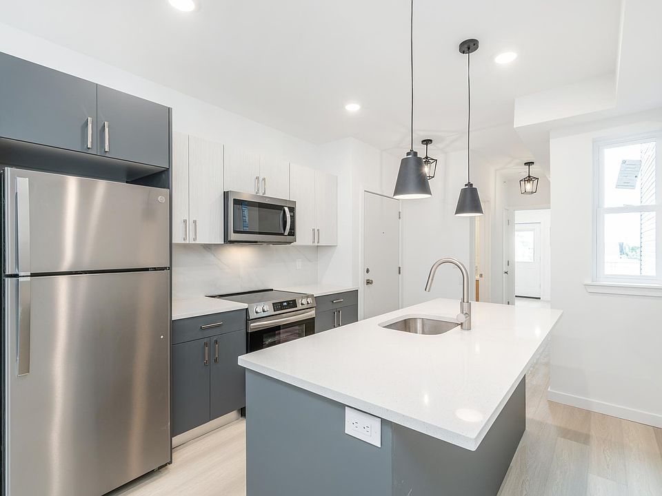 Kitchen/ Island