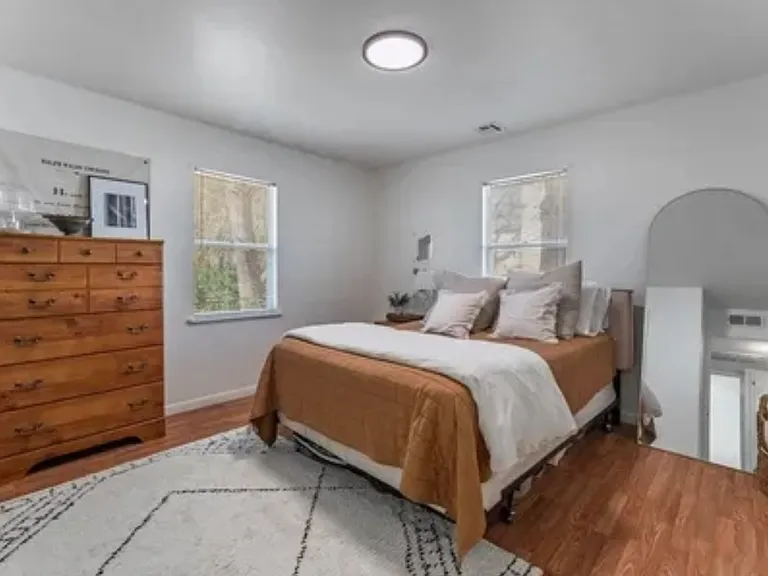 204 N Mock St — Photo 7