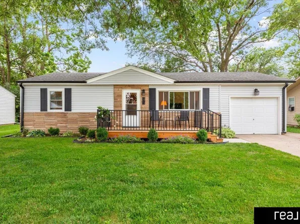 213 Highland Dr, Gretna, NE 68028