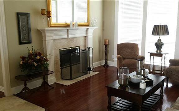 3rd image of 110 Greenhill Trl S