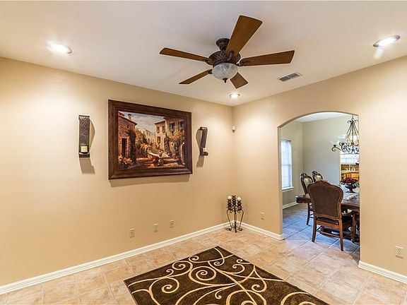 4th image of 811 N Tierra Dr