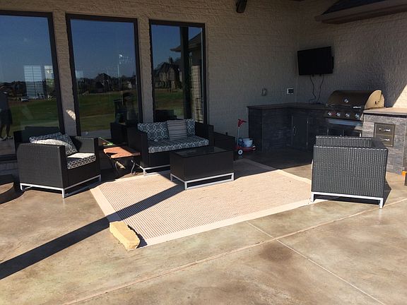 outdoor kitchen/living
