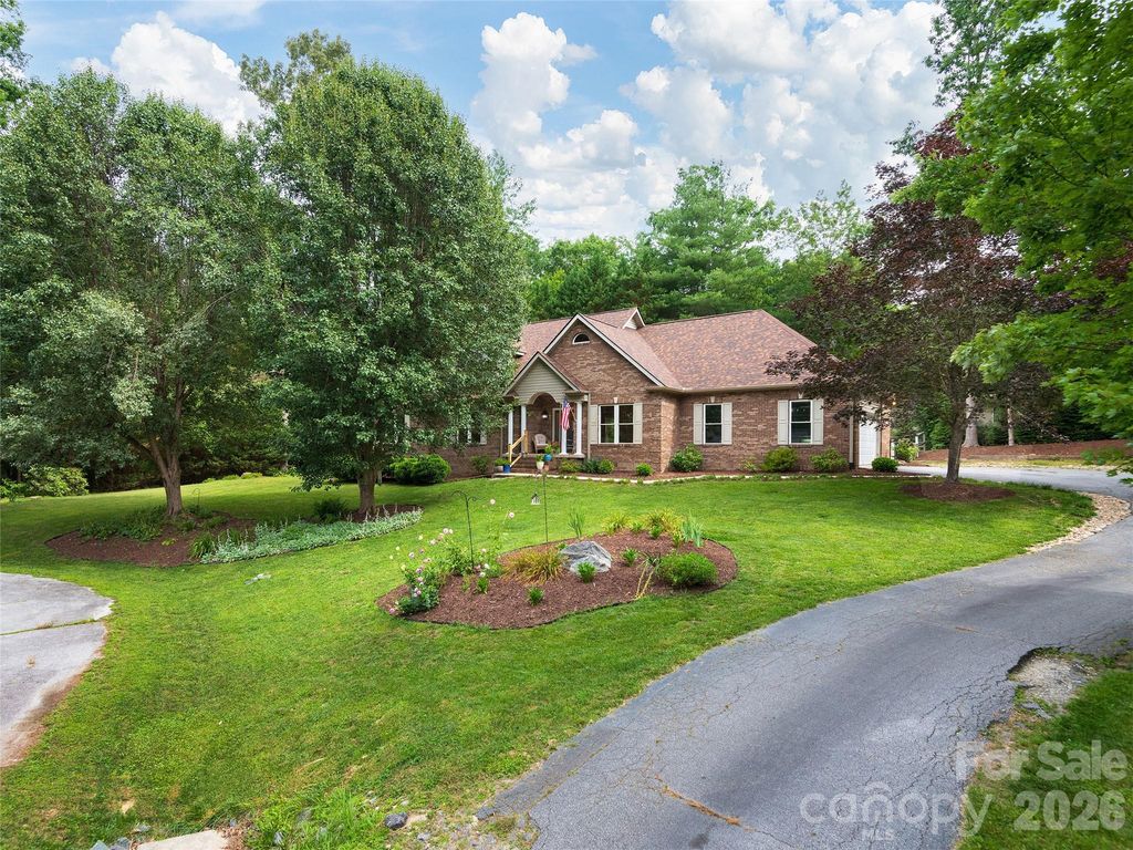 104 Arrowood Ln, Hendersonville, NC - View 2