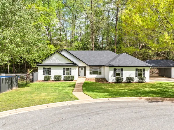 1201 Mockingbird Ln, Opelika, AL 36801