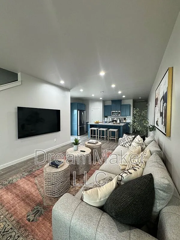 4 bed, 2.5 bath, 2227 sqft, $2,295 — Photo 4