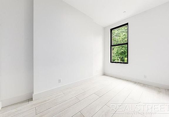 4th image of 12 Verona Pl #2L