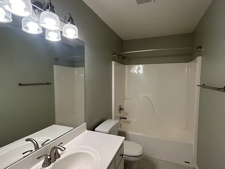 2nd floor full bathroom