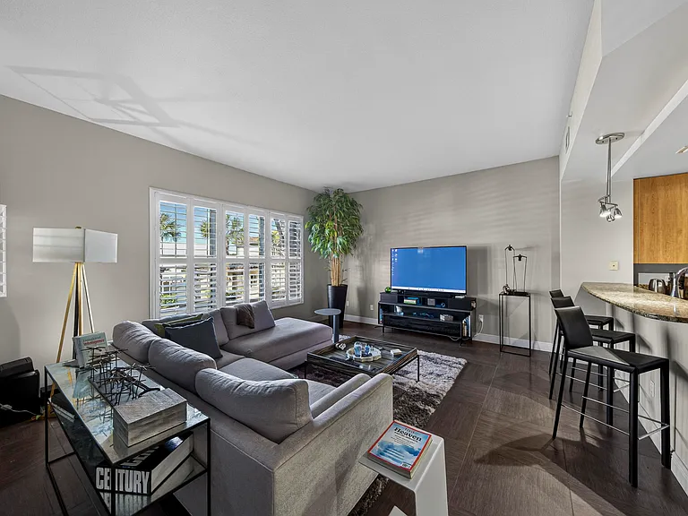 2633 NE 14th Ave #111 — Photo 3