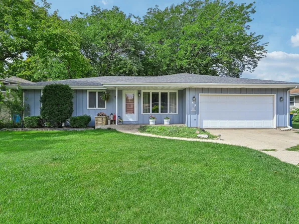 698 Hiawatha Dr, Elgin, IL 60120