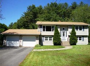 8 Mallett Dr, Topsham, ME 04086