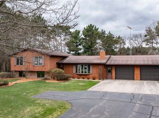 E2302 Barnhart Dr, Waupaca, WI 54981