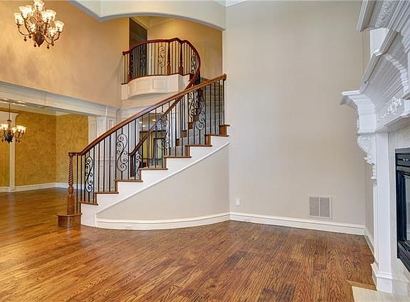 4th image of 3720 Treemont Ct
