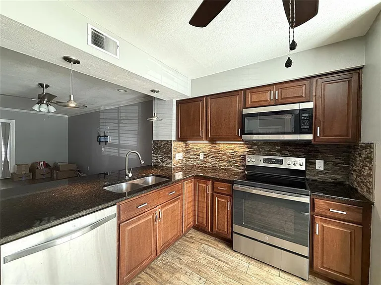 16335 Rambling Vine Dr W — Photo 9