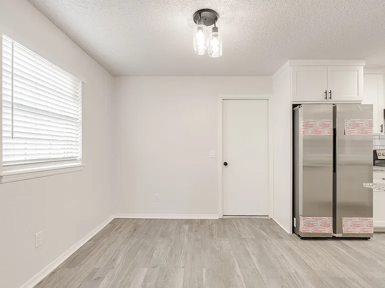 11715 N Francis Ave — Photo 4